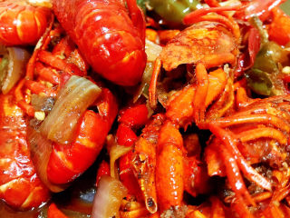 22、麻辣小龙虾,盖上锅盖中火煮15分钟至完全入味。