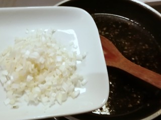 8、广州肠粉,放入葱碎