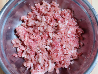 1、千张包肉,准备好肥瘦猪肉馅。