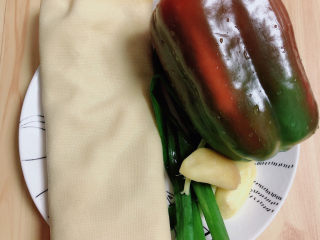 2、千张包肉,准备好豆皮、柿子椒、葱姜。