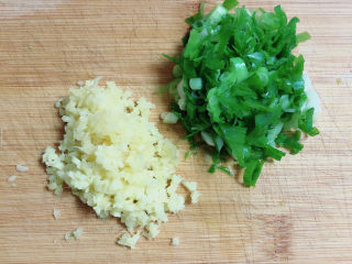 4、千张包肉,将葱姜切碎末。