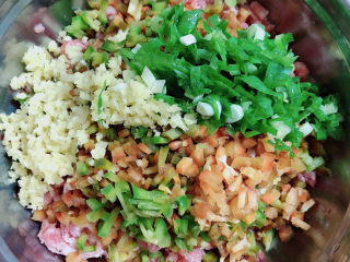 5、千张包肉,将葱姜末放入肉馅中。