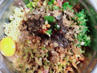 6、千张包肉,放入花椒粉、十三香、白胡椒粉、酱油、生抽、盐、油、鸡蛋。