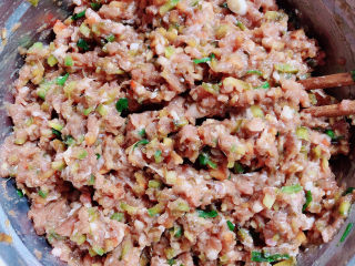 7、千张包肉,将肉馅一个方向搅拌均匀。