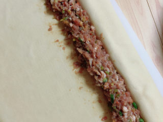 8、千张包肉,将豆皮打开，在中间部位放一层肉馅，将豆皮翻过来再放一层肉馅。