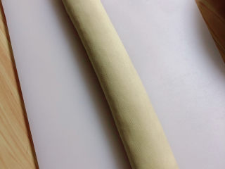 9、千张包肉,从肉馅这端慢慢卷起来。