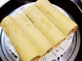 12、千张包肉,15分钟后，豆皮蒸好了。