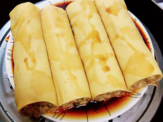 13、千张包肉,淋上一些蒸鱼豉油。