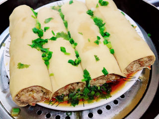 15、千张包肉,继续上锅蒸5分钟即可。