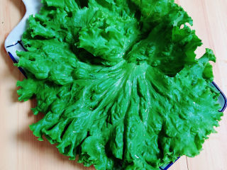 16、千张包肉,准备一些新鲜的生菜叶，放入盘中。