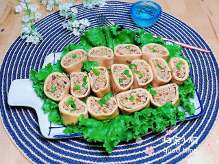 17、千张包肉,将豆皮肉卷切成小段，摆放在盘子，淋水蒸盘中的蒸鱼豉油，就可以上桌了！