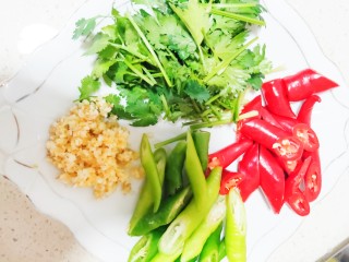 1、美味香辣大闸蟹,青椒红椒香菜切段备用，蒜蓉+姜剁碎备用