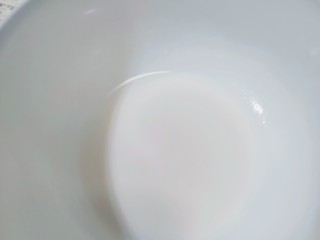 2、美味香辣大闸蟹,取淀粉加水调成糊状