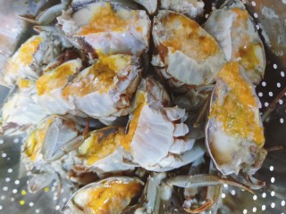 3、美味香辣大闸蟹,切两半的螃蟹切口处蘸上淀粉汁防蟹黄流失