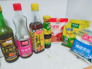 4、美味香辣大闸蟹,根据个人喜好，备好各种调料