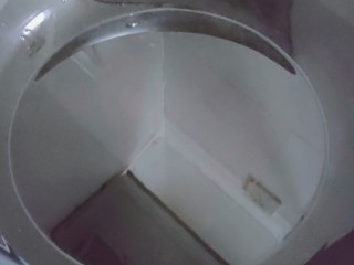 6、美味香辣大闸蟹,开火放油加热至八分热(太热淀粉容易烧焦影响口感)，准备炸螃蟹