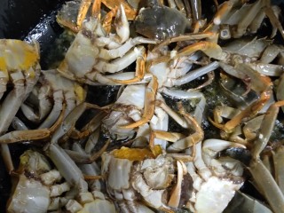 7、美味香辣大闸蟹,放入螃蟹(油花四溅，小心防护)