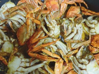 8、美味香辣大闸蟹,三分钟后取出螃蟹