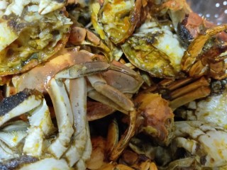 9、美味香辣大闸蟹,螃蟹放入漏勺，沥出油