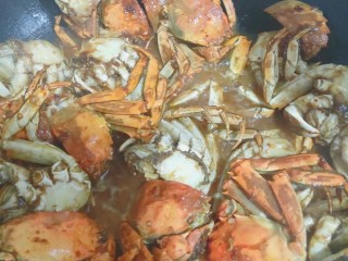 14、美味香辣大闸蟹,加入25ml水