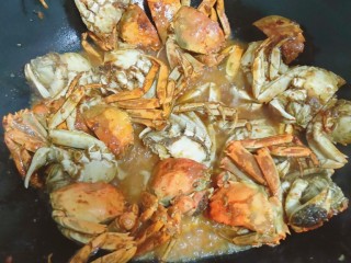 15、美味香辣大闸蟹,中火焖几分钟