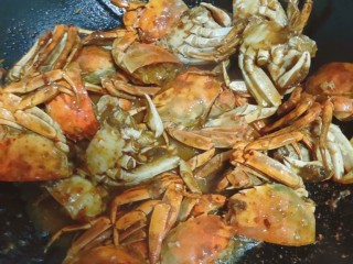 16、美味香辣大闸蟹,焖到水即将干