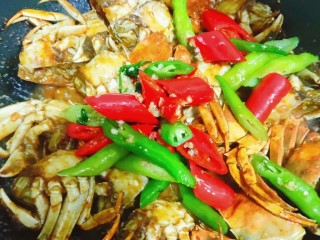 17、美味香辣大闸蟹,加入备用的青椒红椒