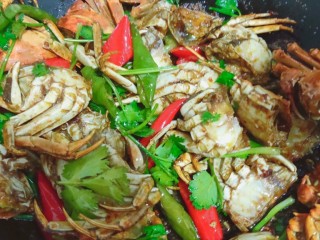 19、美味香辣大闸蟹,留少许香菜，其余的加入锅中，关火，拌匀