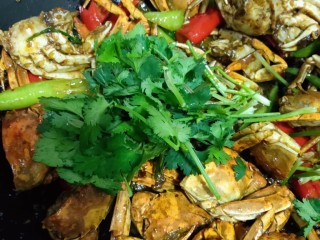 20、美味香辣大闸蟹,装盘，撒上留下的香菜点缀