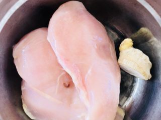 1、手撕鸡胸肉,鸡胸肉洗净，去掉筋膜。生姜去皮