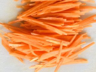 8、手撕鸡胸肉,切成细丝备用