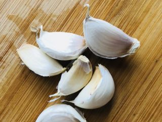 13、手撕鸡胸肉,大蒜按扁剥皮。