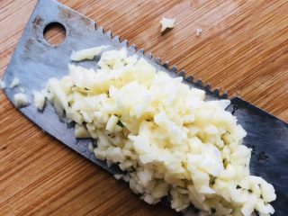 14、手撕鸡胸肉,切成末