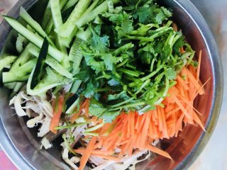 16、手撕鸡胸肉,加入香菜和黄瓜