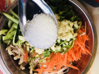 18、手撕鸡胸肉,加入半勺白糖