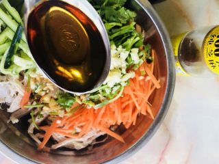 22、手撕鸡胸肉,加入一勺香油