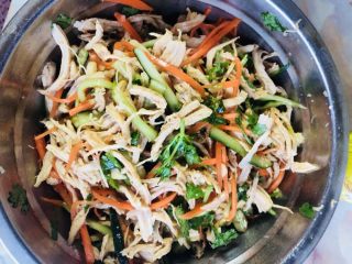 23、手撕鸡胸肉,用手将所有材料抓拌均匀，腌制十分钟左右即可装盘。装盘后撒入适量白芝麻。