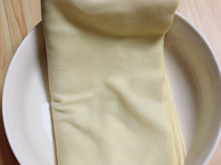 1、韭菜炒千张,准备好豆腐皮,洗净待用。