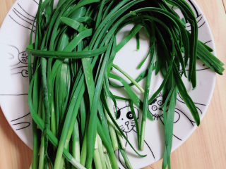 3、韭菜炒千张,准备好韭菜,摘好洗净待用。