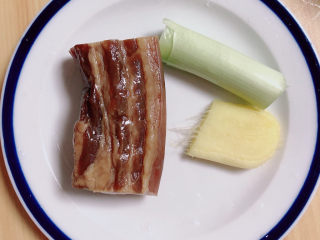 5、韭菜炒千张,准备好葱姜、腊肉。