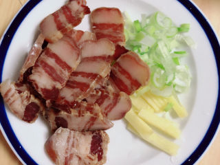 6、韭菜炒千张,将配菜切好待用。