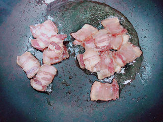 8、韭菜炒千张,放入腊肉煸出猪油