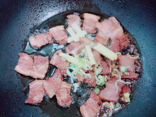 9、韭菜炒千张,放入葱姜翻炒均匀。