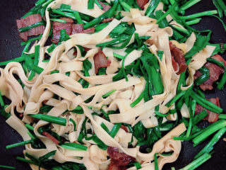 13、韭菜炒千张,微微放入10ml水,翻炒两分钟,即可出锅了!