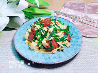 14、韭菜炒千张,香嫩可口的韭菜炒千张就上桌了。