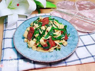 15、韭菜炒千张,有腊肉的香味,格外诱人哟!