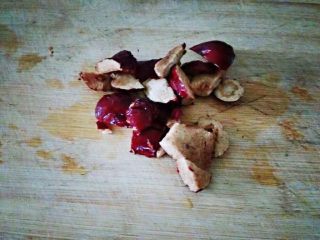 1、百变水果  银耳苹果枸杞羹,红枣去核，切小。