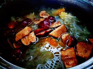 2、百变水果  银耳苹果枸杞羹,银耳提前泡发，用清水洗净撕成小朵，锅内放入1000毫升清水，加入银耳红枣，大火煮开后转小火煮。