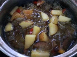 4、百变水果  银耳苹果枸杞羹,煮至银耳黏稠时，放入切成小块的苹果枸杞再煮20分钟左右即可。