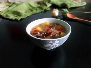 5、百变水果  银耳苹果枸杞羹,按个人口味可加入冰糖，本人不需要额外加糖了，苹果和红枣的甜完全够了。